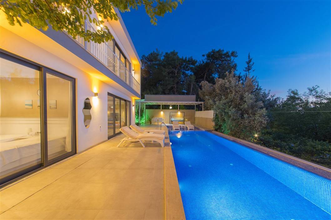 Kaş Üzümlü'de Çocuk Oyun Parklı, Jakuzili, Muhafazakar Villa
