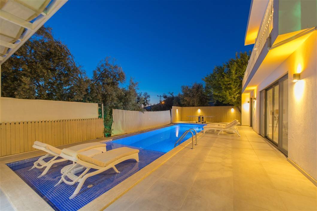 Kaş Üzümlü'de Çocuk Oyun Parklı, Jakuzili, Muhafazakar Villa