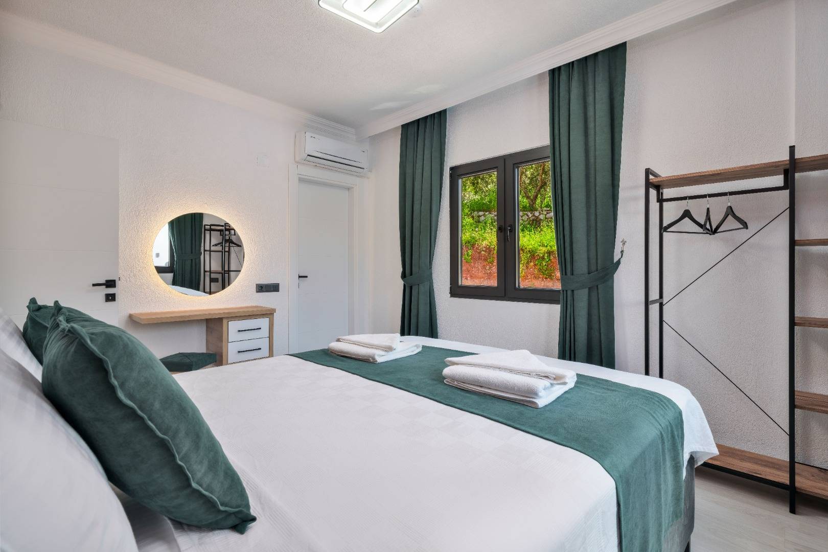 Kaş Üzümlü'de Doğa İle İç İçe, Özel Havuzlu, 5 Kişilik Villa