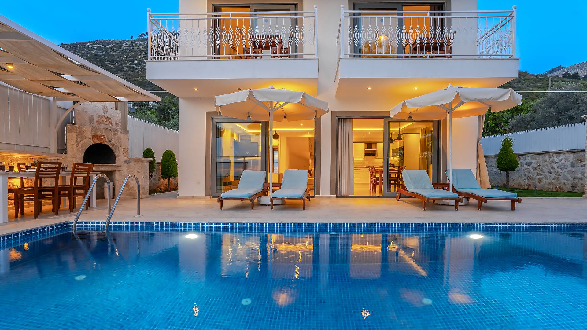 Kaş Üzümlü'de Geniş Ailelere Uygun, Özel Havuzlu, 3+1 Villa
