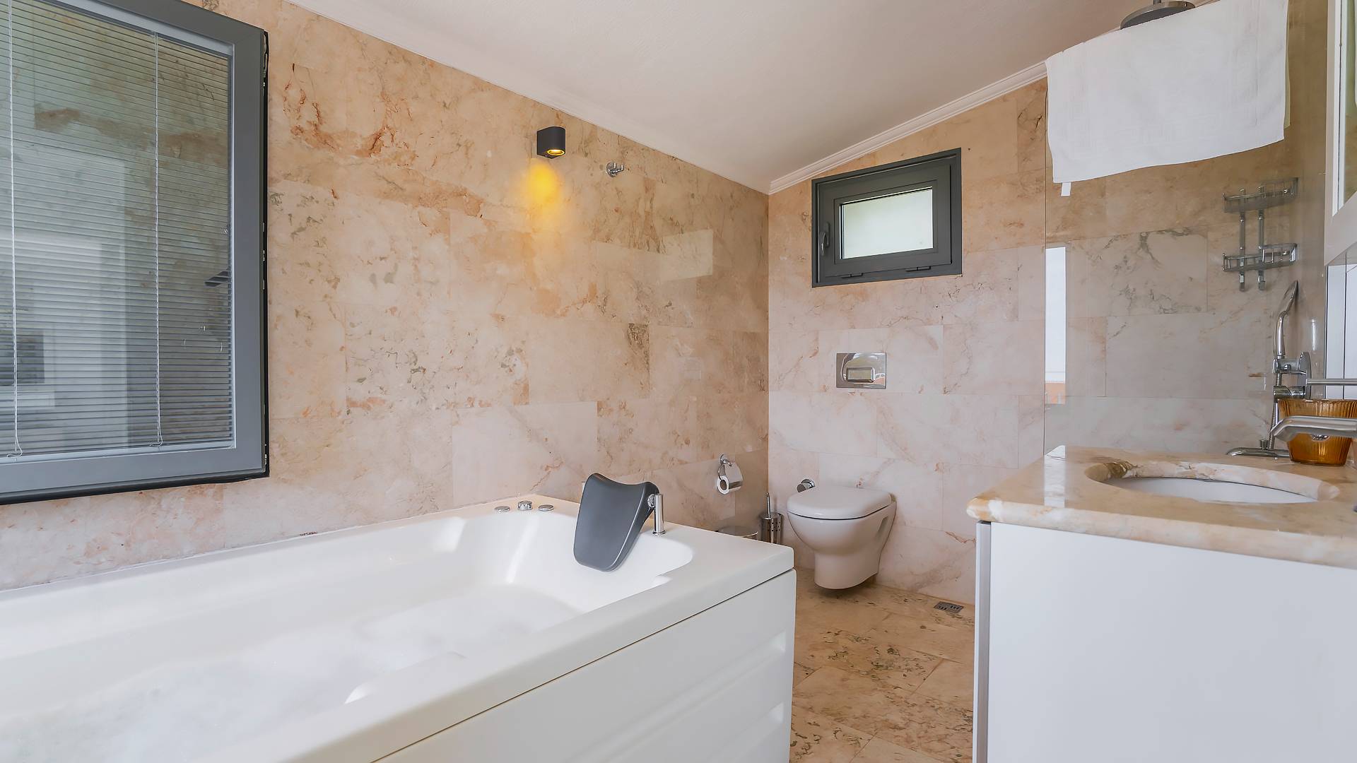 Kaş Üzümlü'de Geniş Ailelere Uygun, Özel Havuzlu, 3+1 Villa