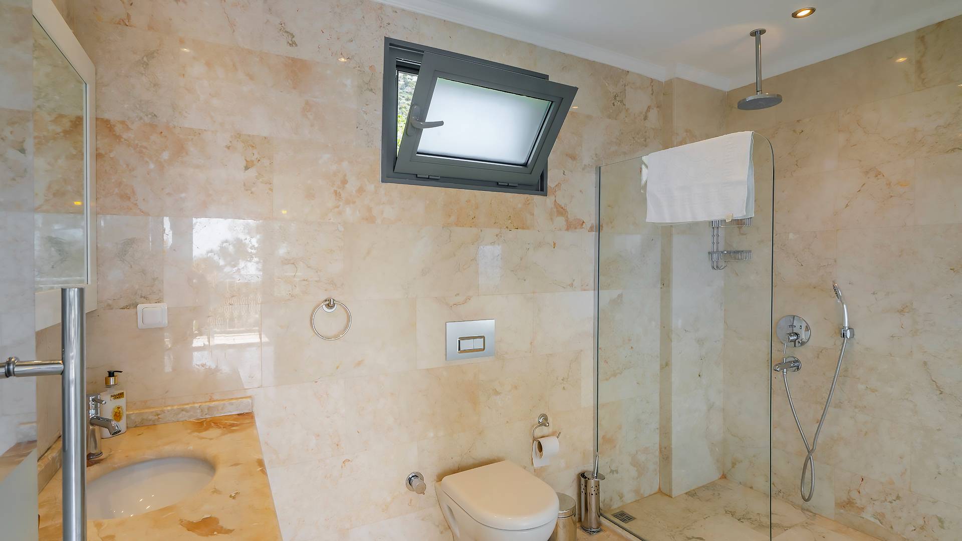 Kaş Üzümlü'de Geniş Ailelere Uygun, Özel Havuzlu, 3+1 Villa