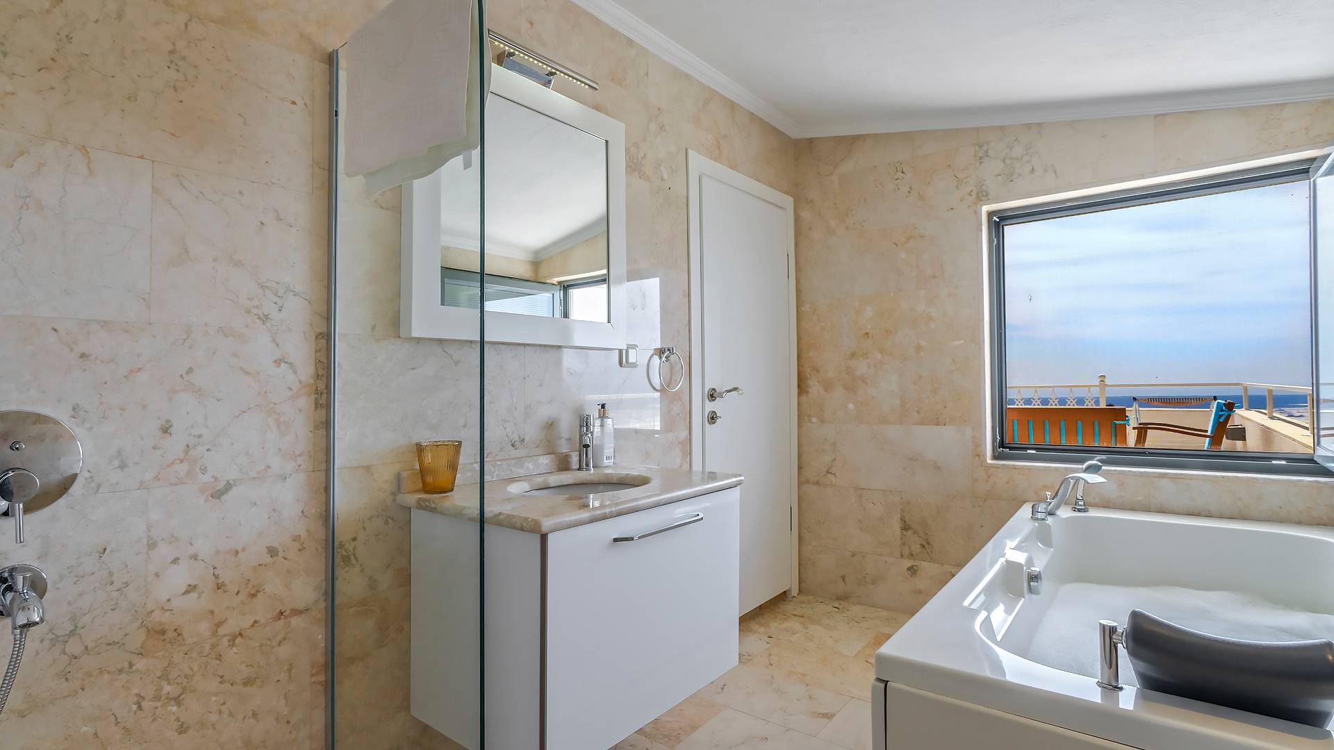 Kaş Üzümlü'de Geniş Ailelere Uygun, Özel Havuzlu, 3+1 Villa