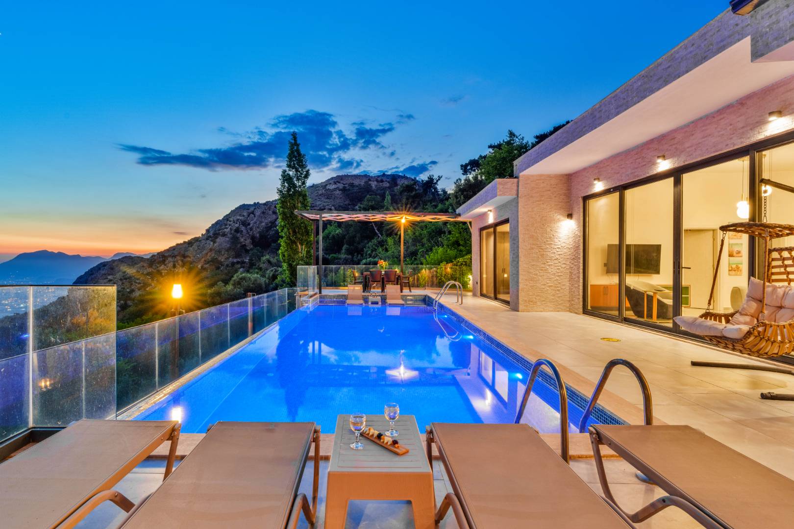 Kaş Üzümlü'de Muhteşem Doğa Manzaralı, Özel Havuzlu, 3+1 Villa