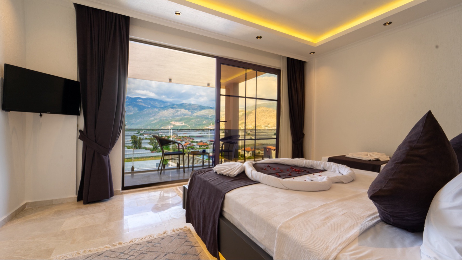 Kaş Yeşilköy'de Huzurlu Doğada, Özel Havuzlu, Korunaklı Villa