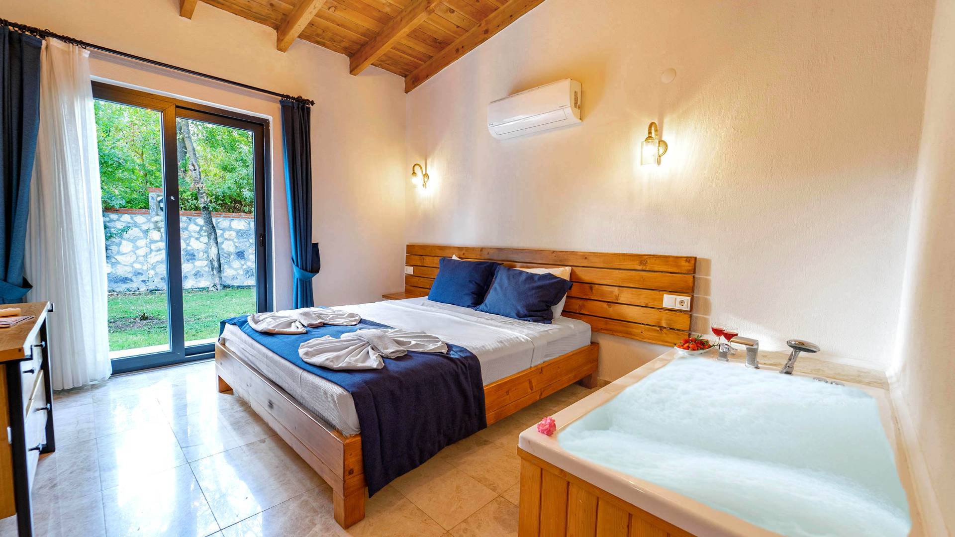 Fethiye Kayaköy'de Otantik Tasarımlı, Özel Havuzlu, Jakuzili Villa