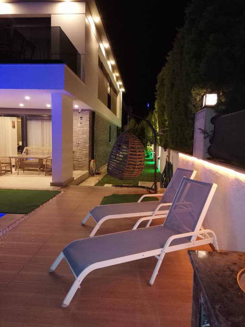 Kemer Çamyuva'da Modern Tasarımlı, Isıtmalı Havuzlu, Bahçeli Villa