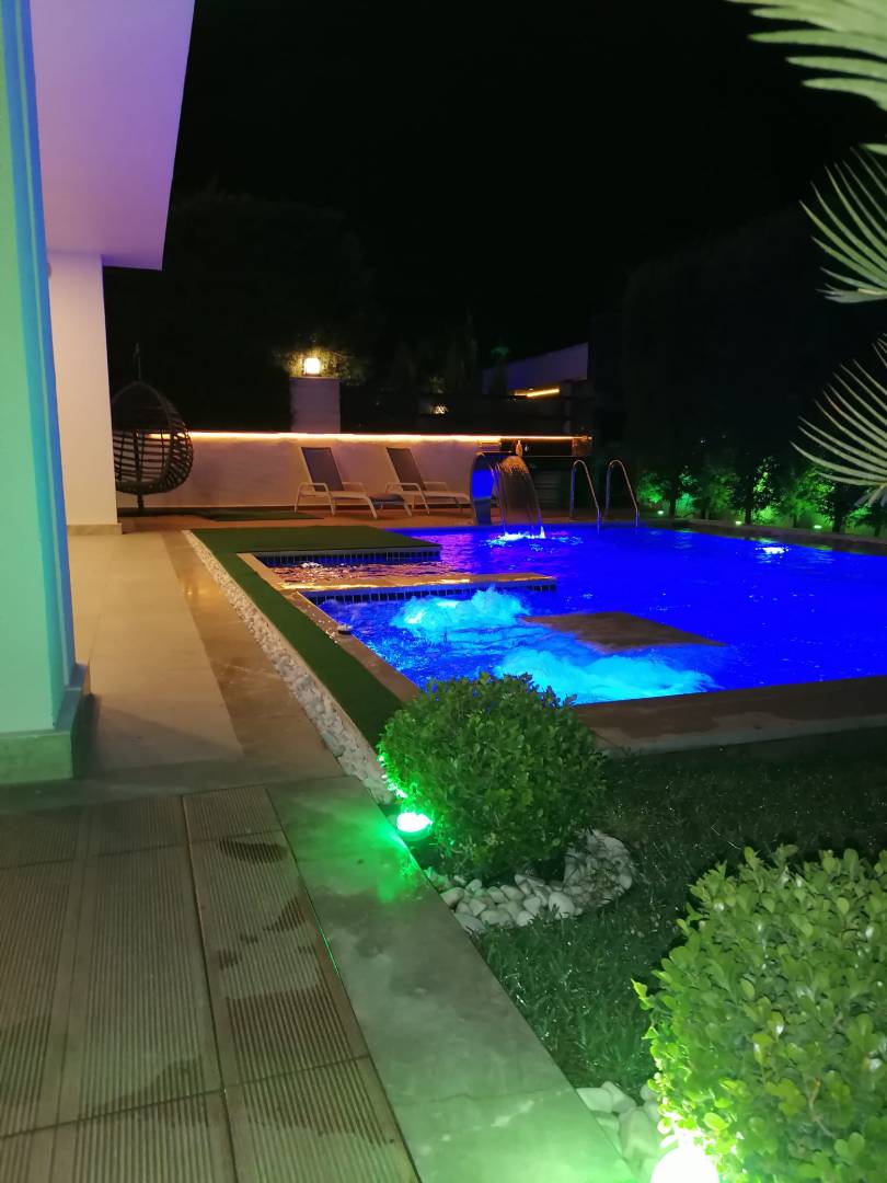 Kemer Çamyuva'da Modern Tasarımlı, Isıtmalı Havuzlu, Bahçeli Villa