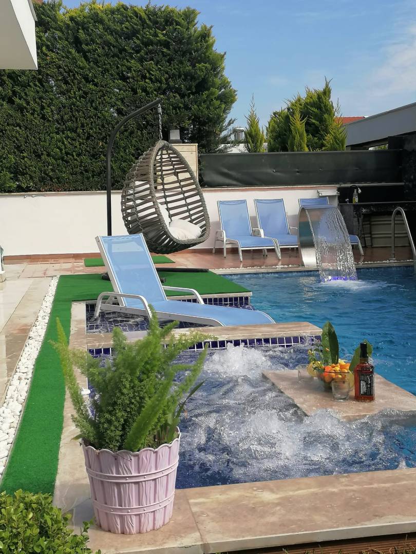 Kemer Çamyuva'da Modern Tasarımlı, Isıtmalı Havuzlu, Bahçeli Villa