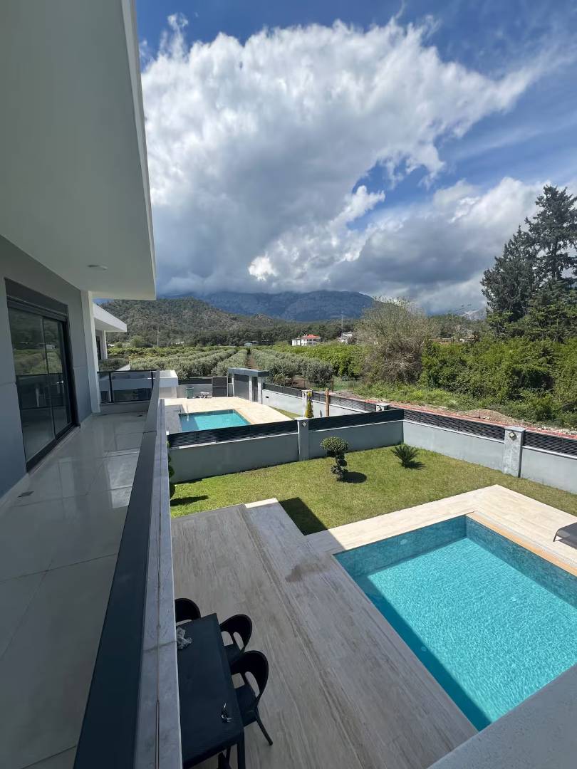 Kemer Çamyuva'da Modern Tasarımlı, Özel Havuzlu, Merkezi Villa