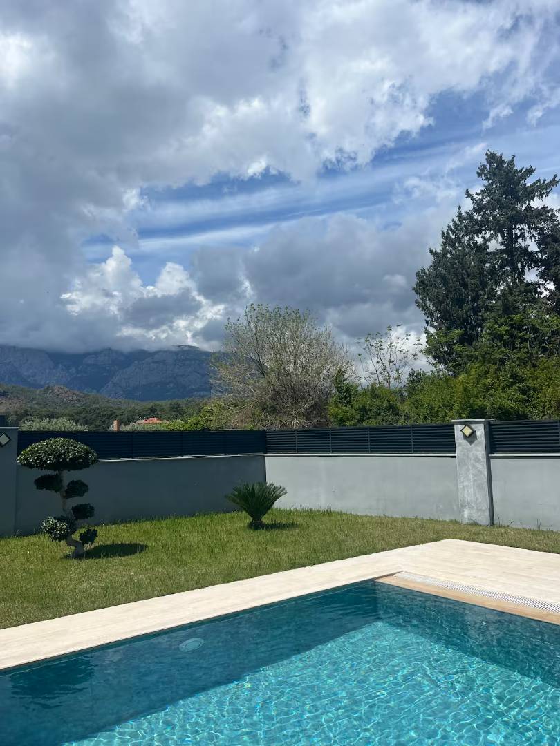 Kemer Çamyuva'da Modern Tasarımlı, Özel Havuzlu, Merkezi Villa