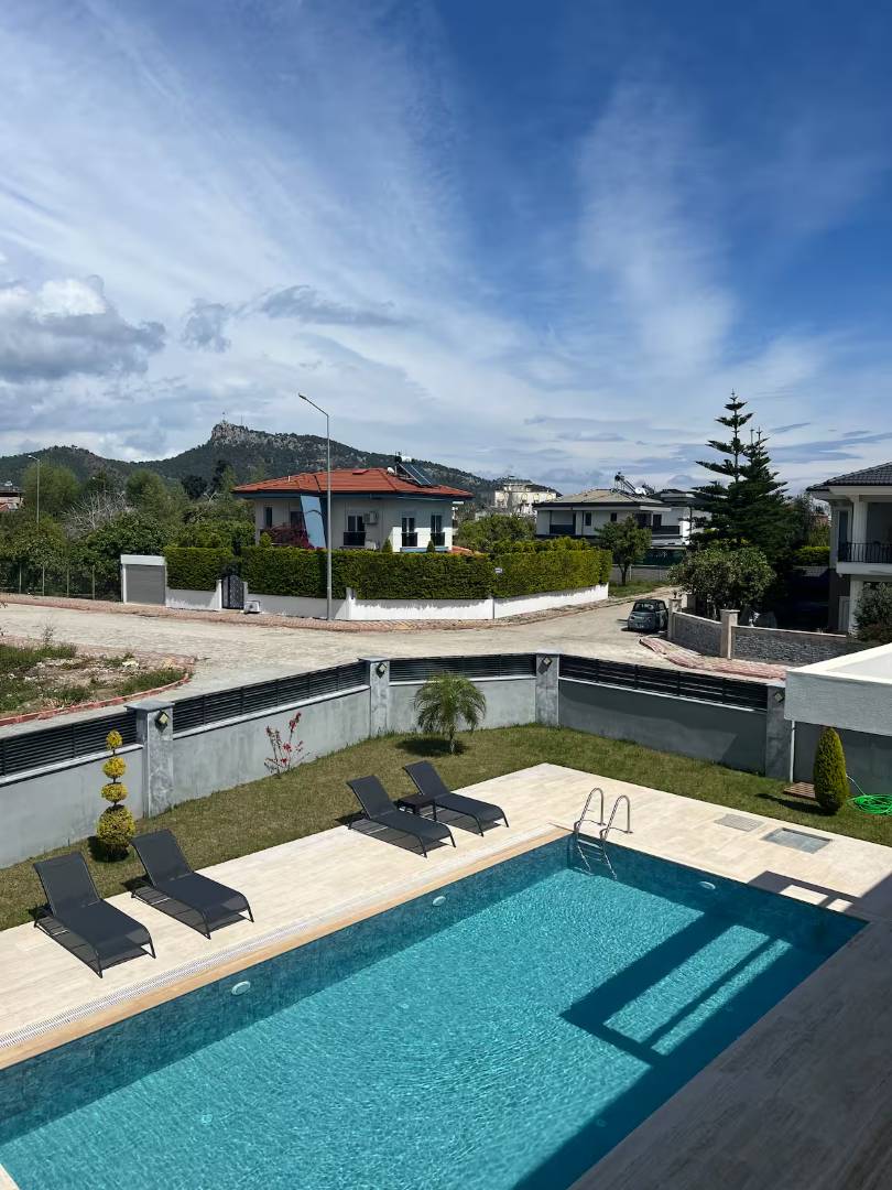 Kemer Çamyuva'da Modern Tasarımlı, Özel Havuzlu, Merkezi Villa