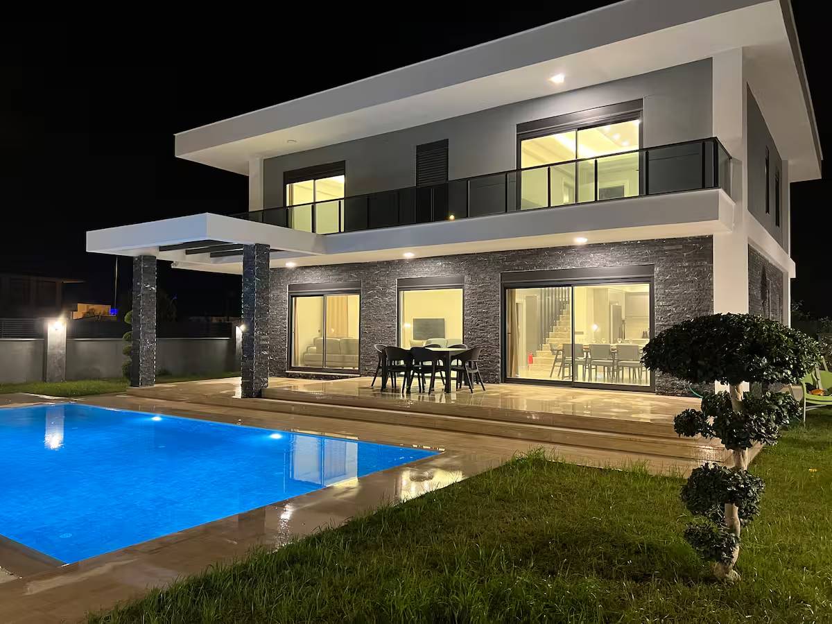 Kemer Çamyuva'da Modern Tasarımlı, Özel Havuzlu, Merkezi Villa