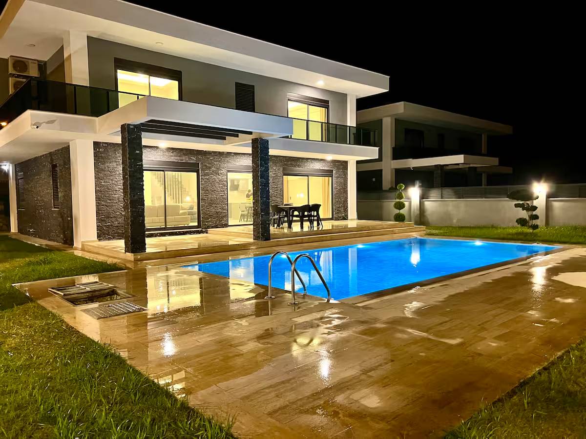 Kemer Çamyuva'da Modern Tasarımlı, Özel Havuzlu, Merkezi Villa