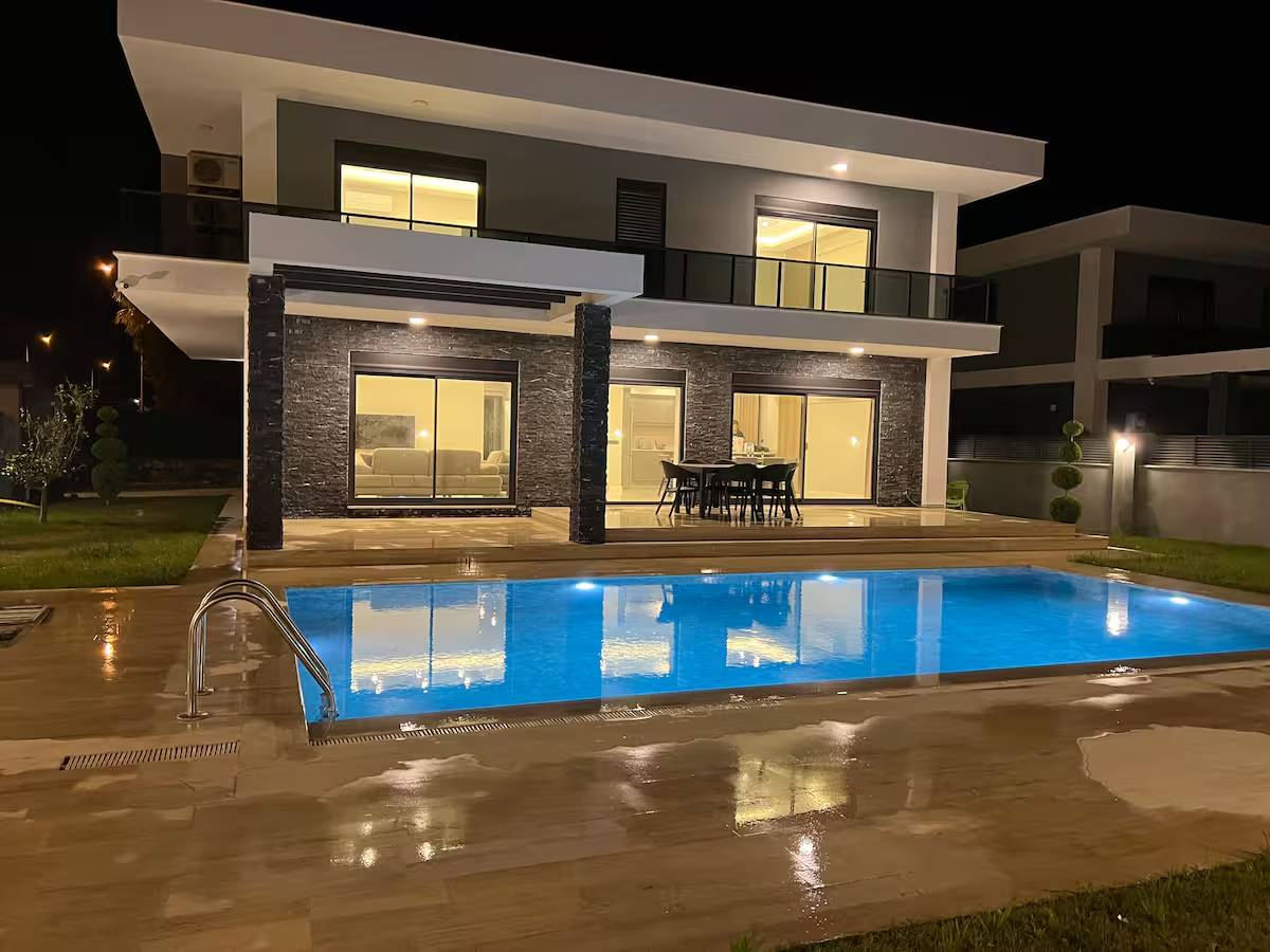 Kemer Çamyuva'da Modern Tasarımlı, Özel Havuzlu, Merkezi Villa
