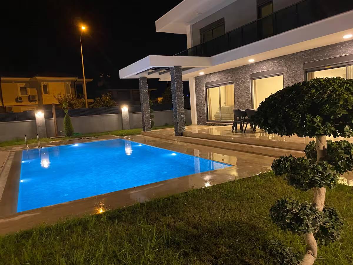 Kemer Çamyuva'da Modern Tasarımlı, Özel Havuzlu, Merkezi Villa