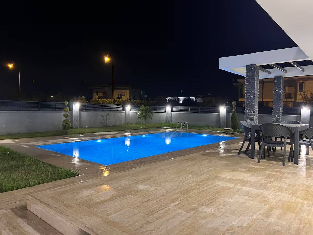 Kemer Çamyuva'da Modern Tasarımlı, Özel Havuzlu, Merkezi Villa