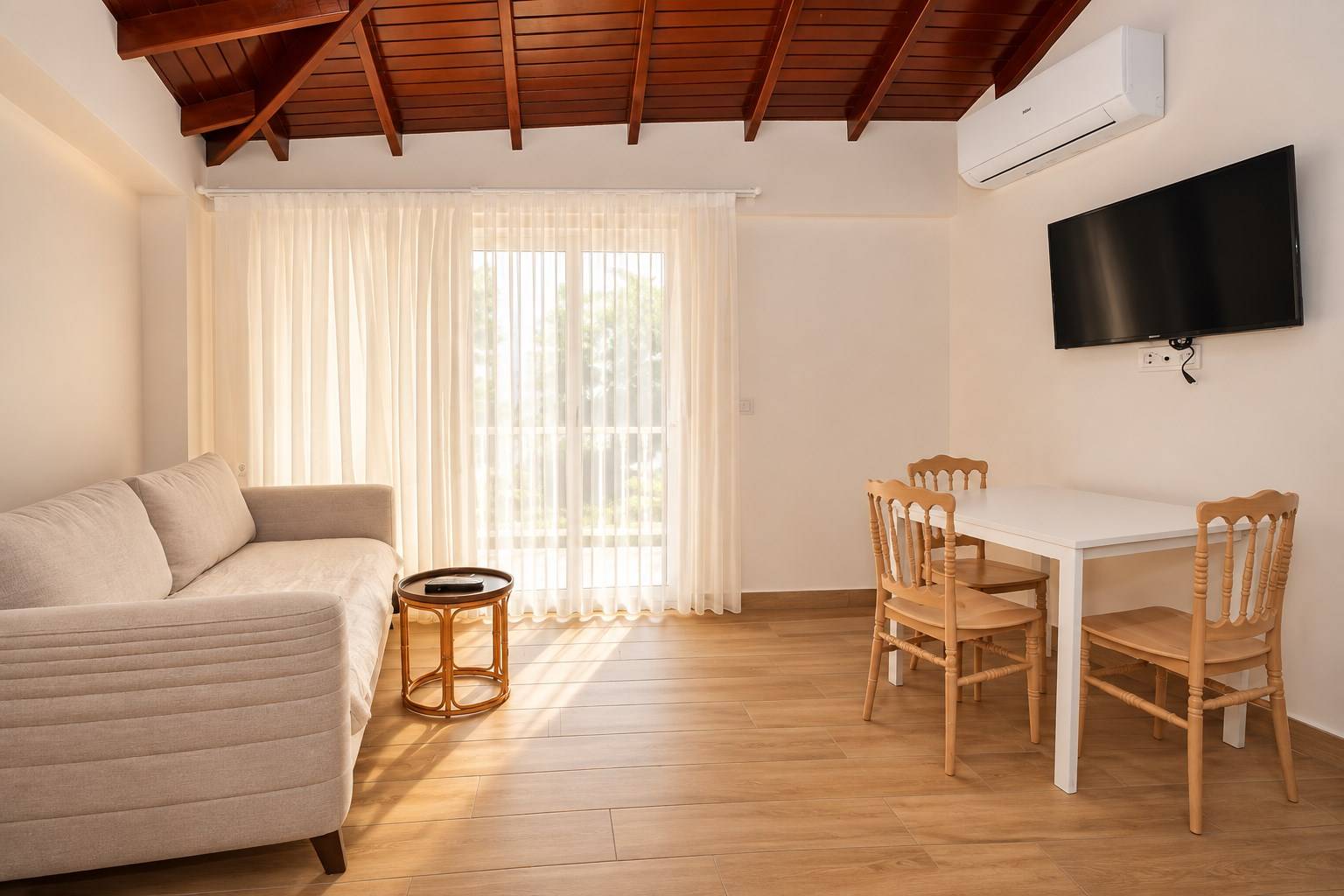 Kemer Çamyuva'da Tesis İçerisinde , Ortak Havuzlu, Konforlu Ev