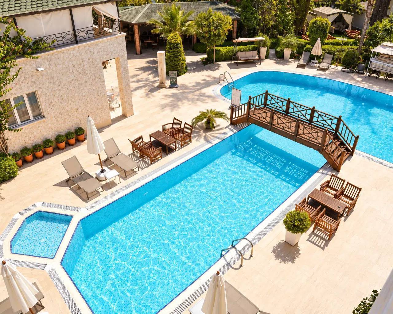 Kemer Çamyuva'da Tesis İçerisinde , Ortak Havuzlu, Konforlu Ev