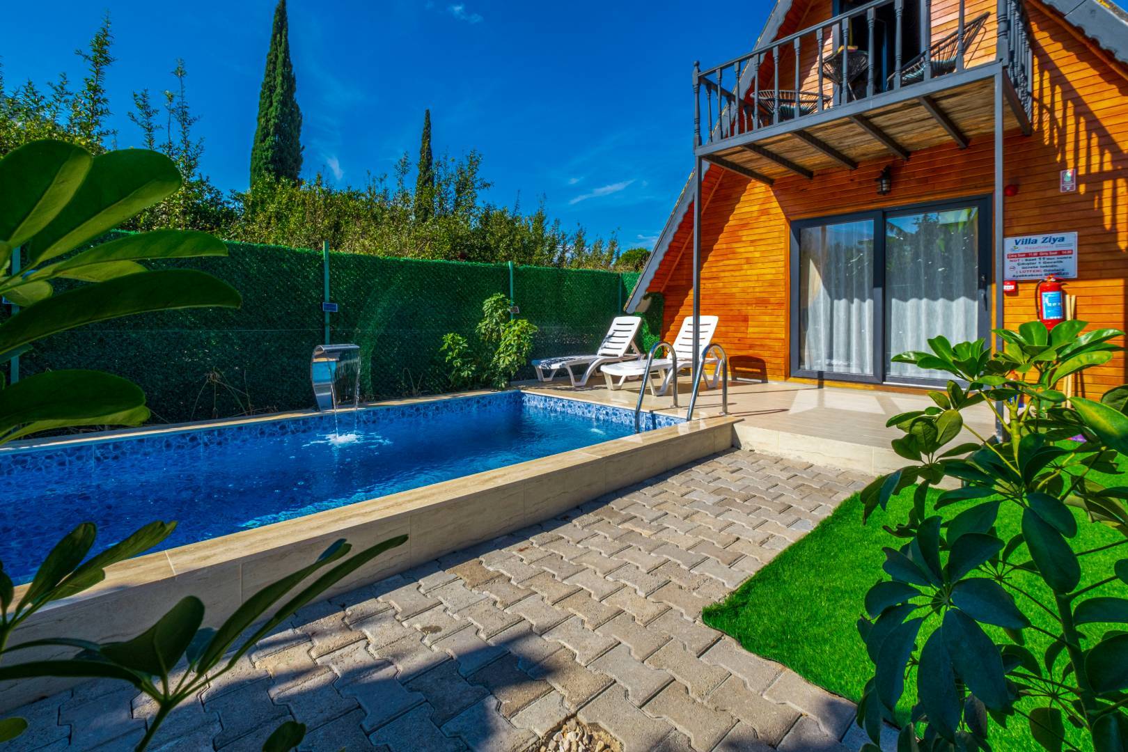 Kumluca Adrasan'da Geniş Bahçeli, Isıtmalı Havuzlu, Balayı Bungalovu