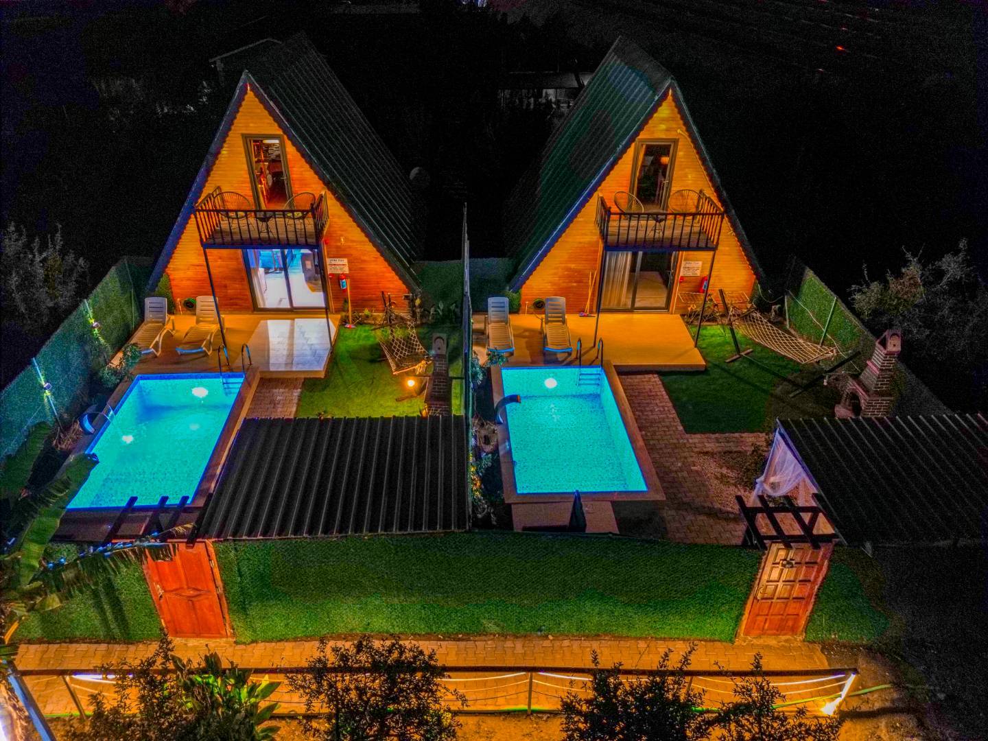 Kumluca Adrasan'da Geniş Bahçeli, Isıtmalı Havuzlu, Balayı Bungalovu