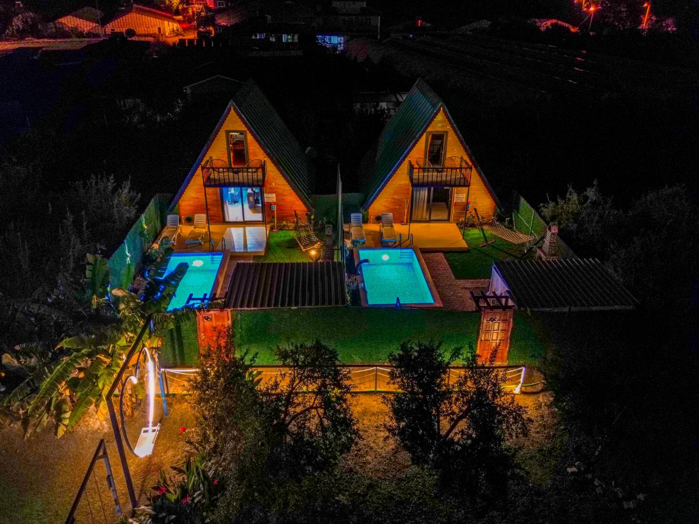 Kumluca Adrasan'da Geniş Bahçeli, Isıtmalı Havuzlu, Balayı Bungalovu