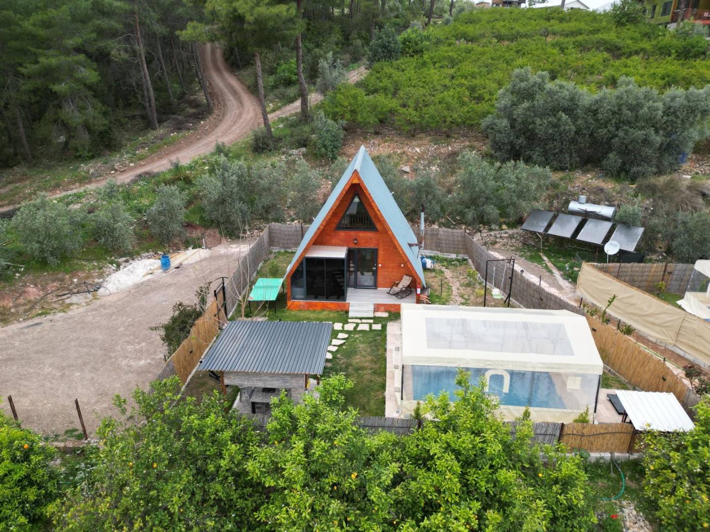 Kumluca Adrasan'da Sessiz Konumda, Isıtmalı Havuzlu, Modern Bungalov