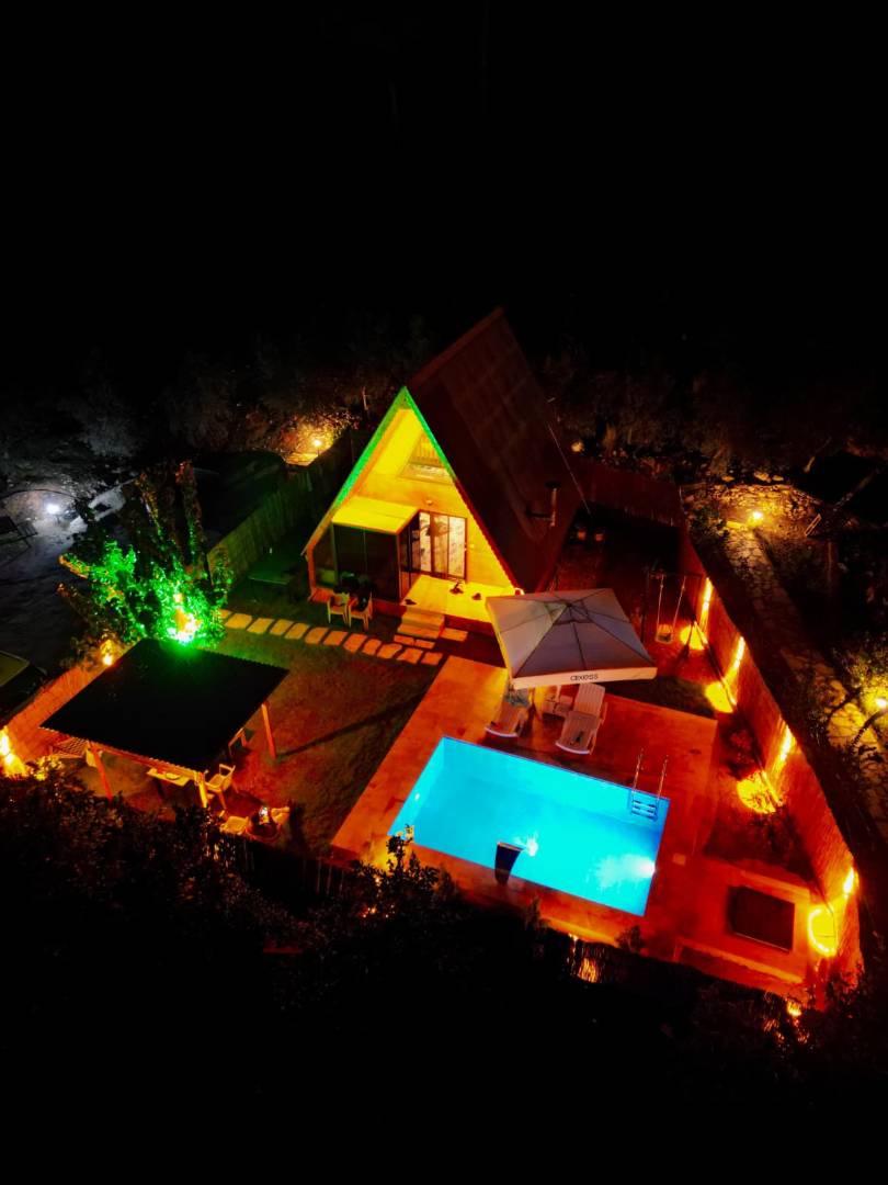 Kumluca Adrasan'da Sessiz Konumda, Isıtmalı Havuzlu, Modern Bungalov