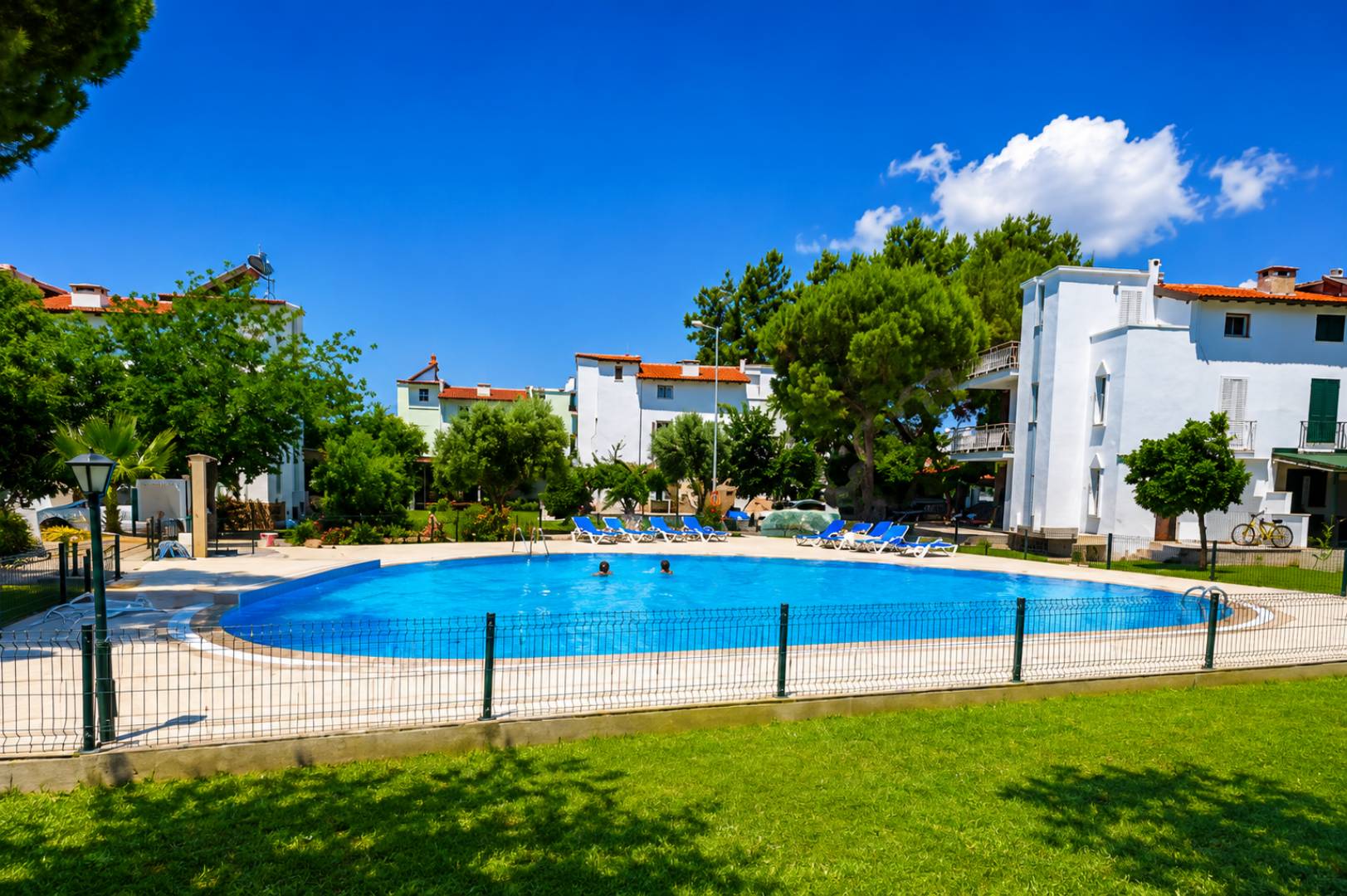 Kuşadası Davutlar'da Merkezi Konumda, Ortak Havuzlu, Kiralık Villa 33960 — 2