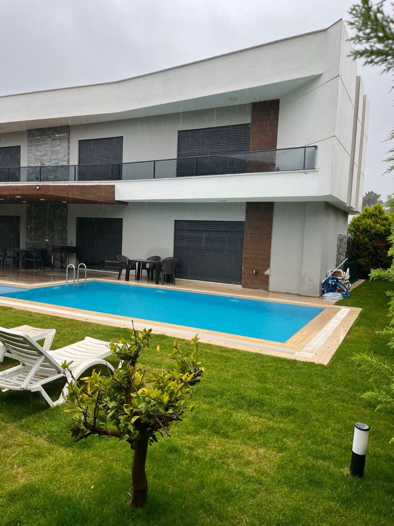 Kuşadası'nda Tam Korunaklı, Özel Havuzlu, 4+1, Kiralık Lüks Villa