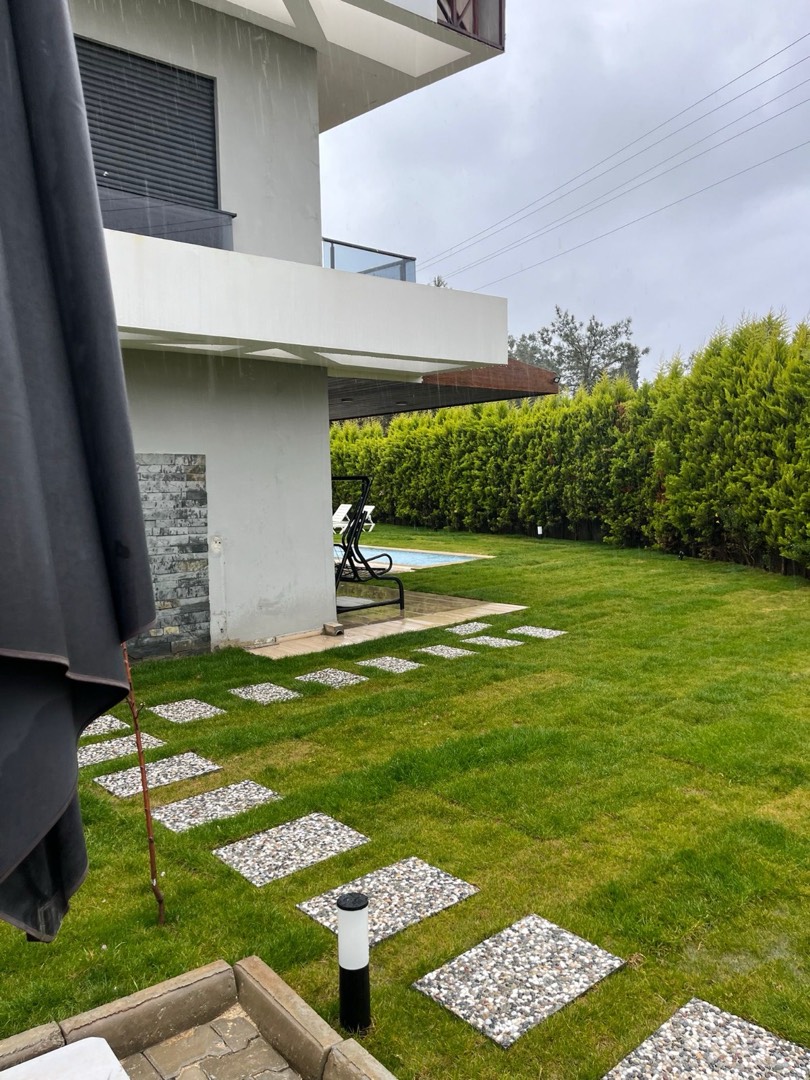 Kuşadası'nda Tam Korunaklı, Özel Havuzlu, 4+1, Kiralık Lüks Villa