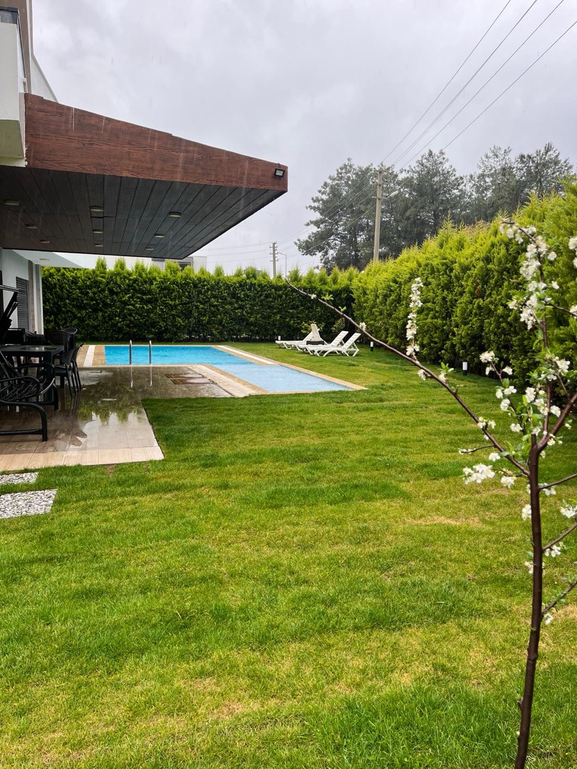 Kuşadası'nda Tam Korunaklı, Özel Havuzlu, 4+1, Kiralık Lüks Villa