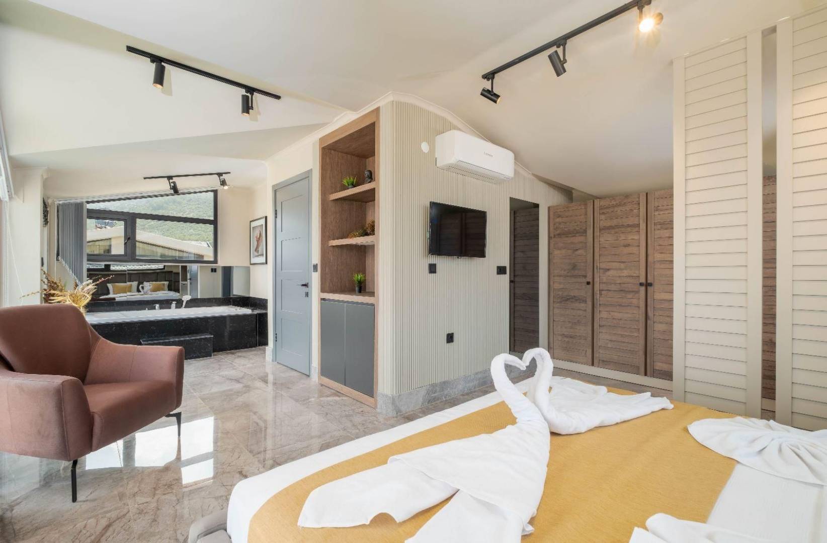 Fethiye Ovacık'ta Modern Tasarımlı, Özel Havuzlu, Saunalı Villa