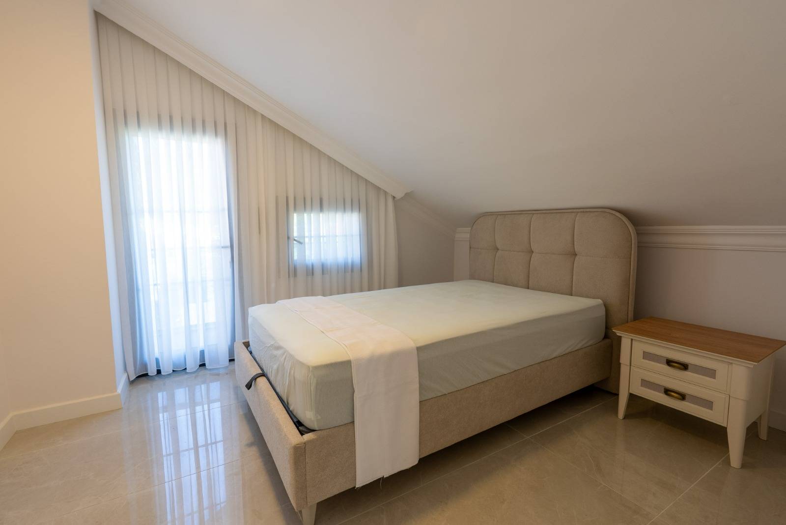 Marmaris Çamdibi'nde Merkezi Konumda, Özel Havuzlu, 6+1 Villa