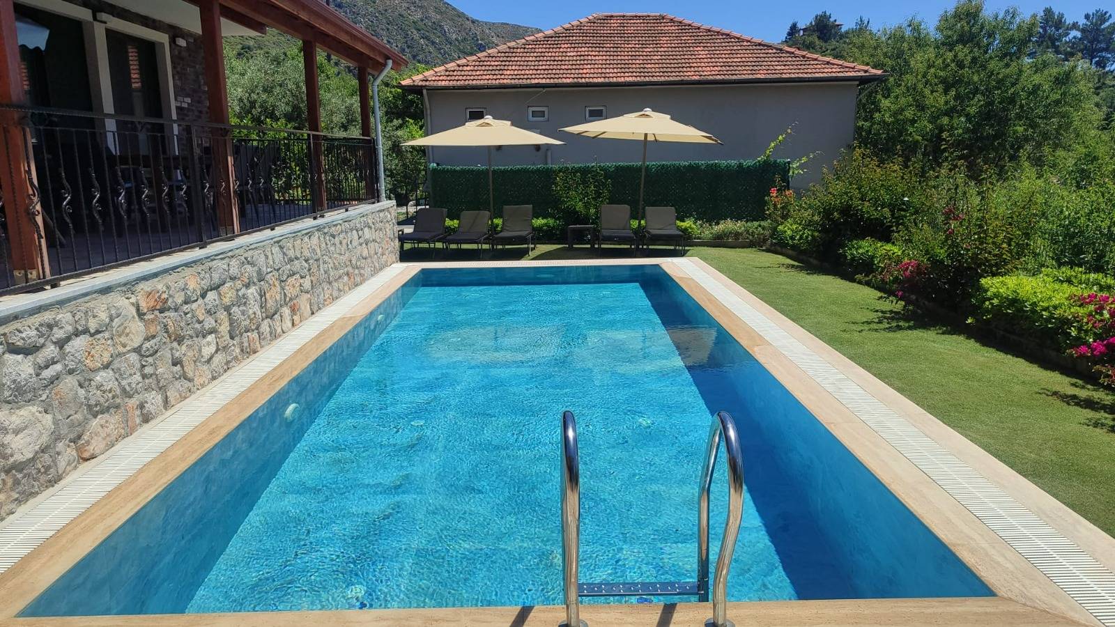 Marmaris Söğüt'te Doğa ve Deniz Manzaralı, Özel Havuzlu, Bahçeli Villa