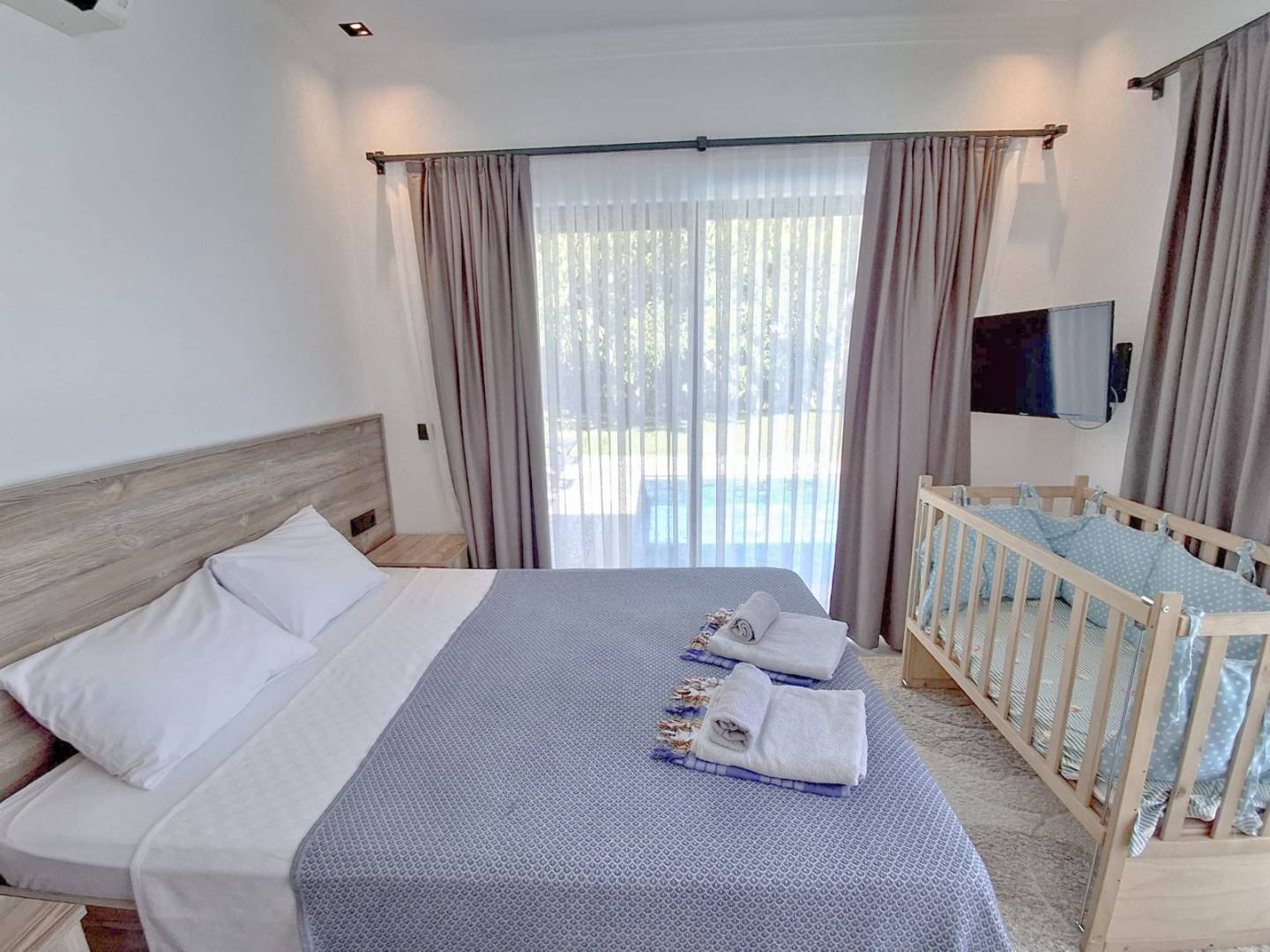 Muğla Fethiye'de Geniş Bahçeli, Özel Havuzlu, Kiralık Lüks Villa
