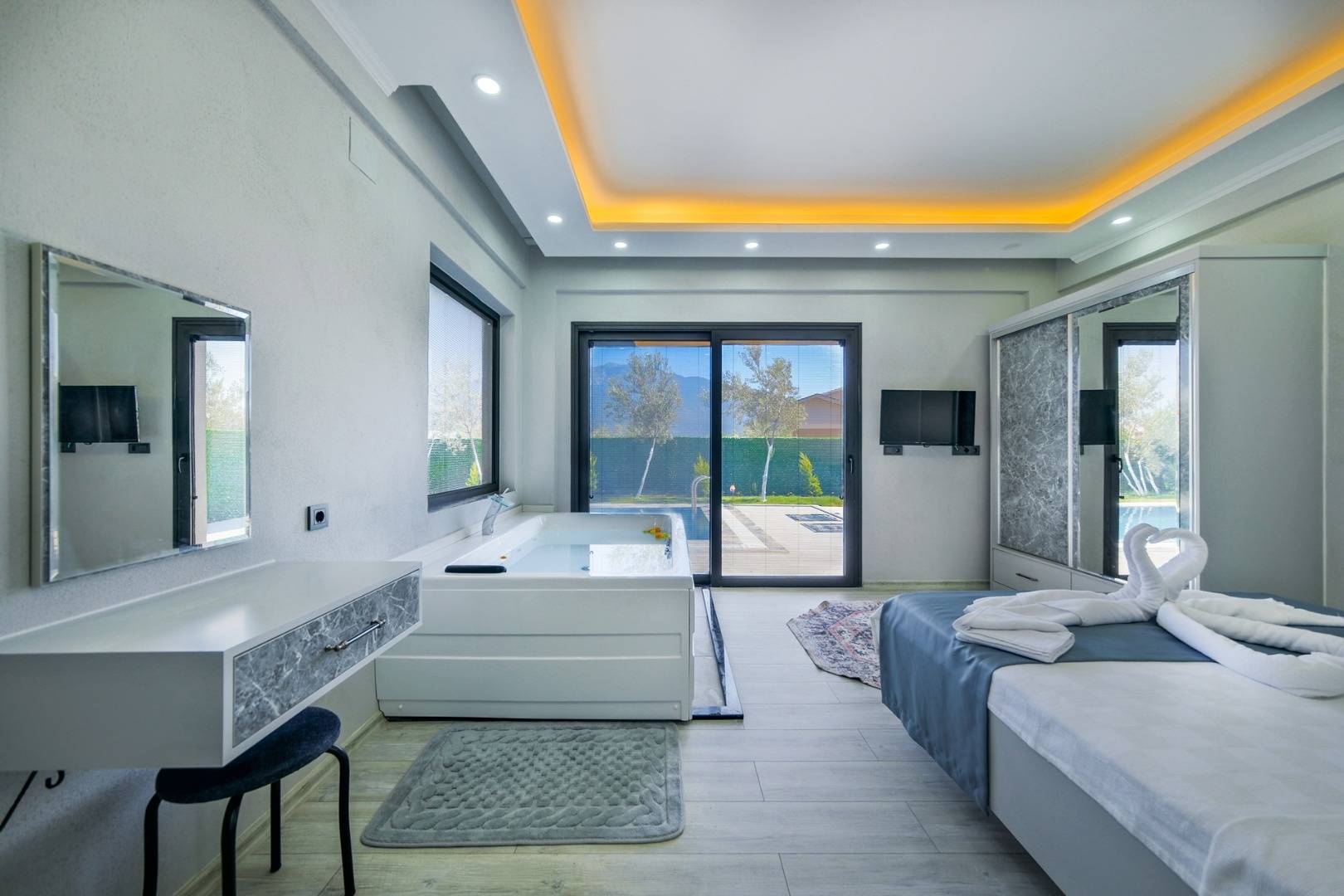 Muğla Karaçulha'da Balayı Çiftlerine Uygun, Özel Havuzlu, Modern Villa