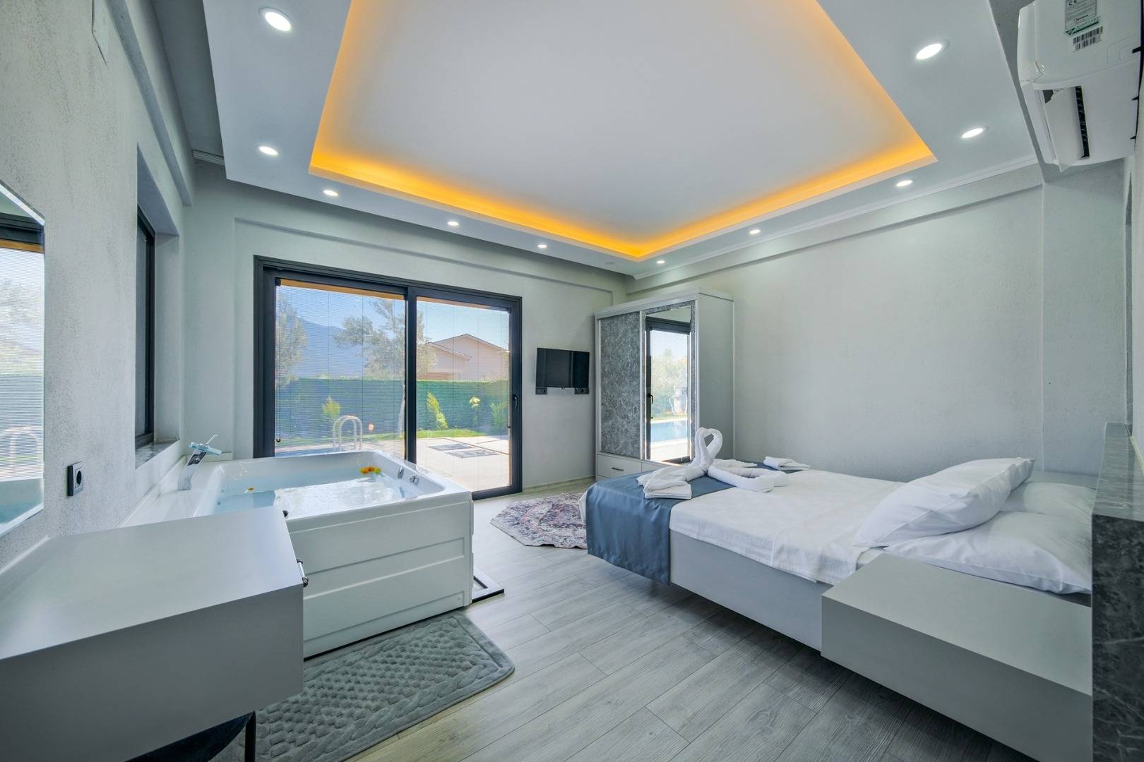 Muğla Karaçulha'da Balayı Çiftlerine Uygun, Özel Havuzlu, Modern Villa
