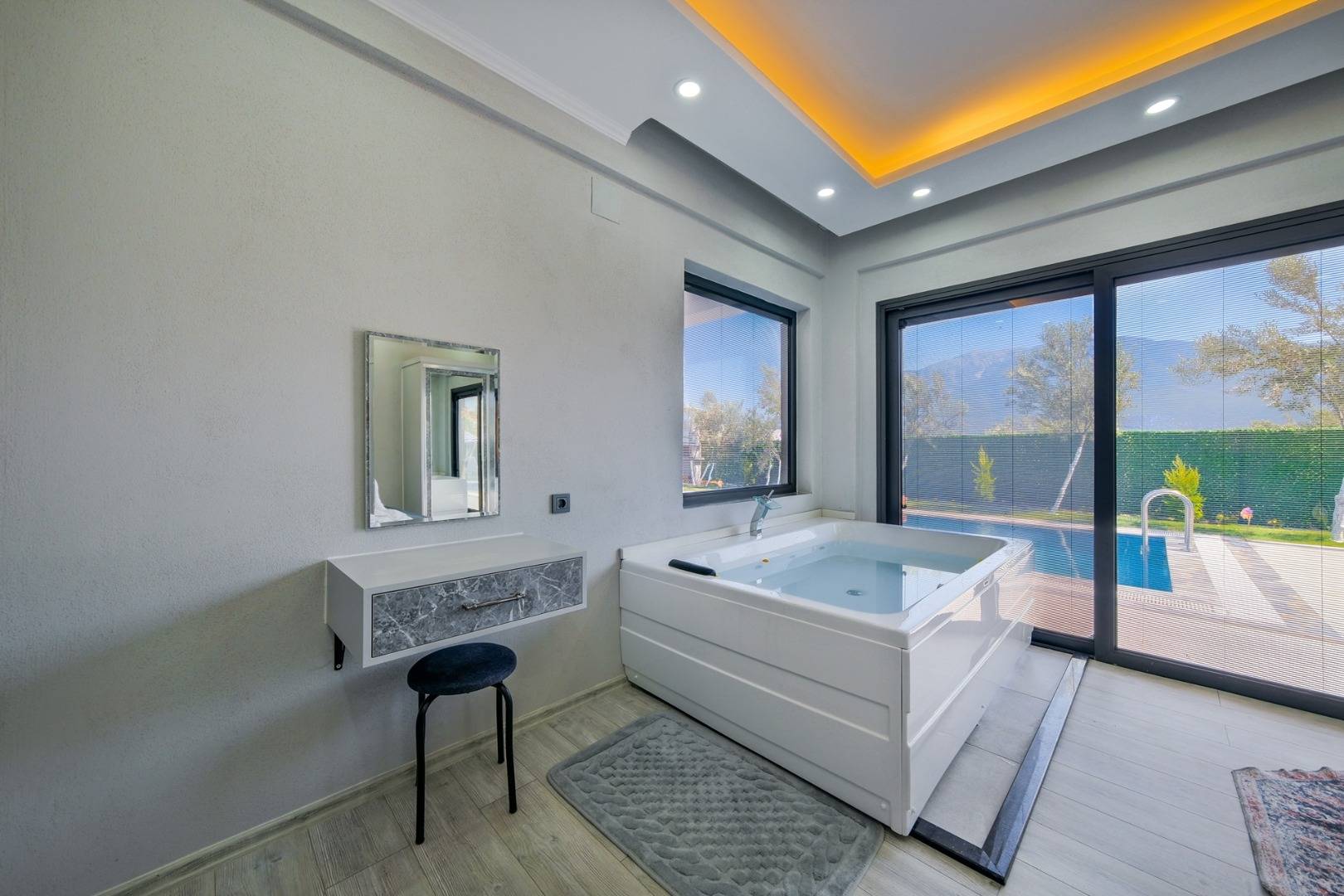 Muğla Karaçulha'da Balayı Çiftlerine Uygun, Özel Havuzlu, Modern Villa