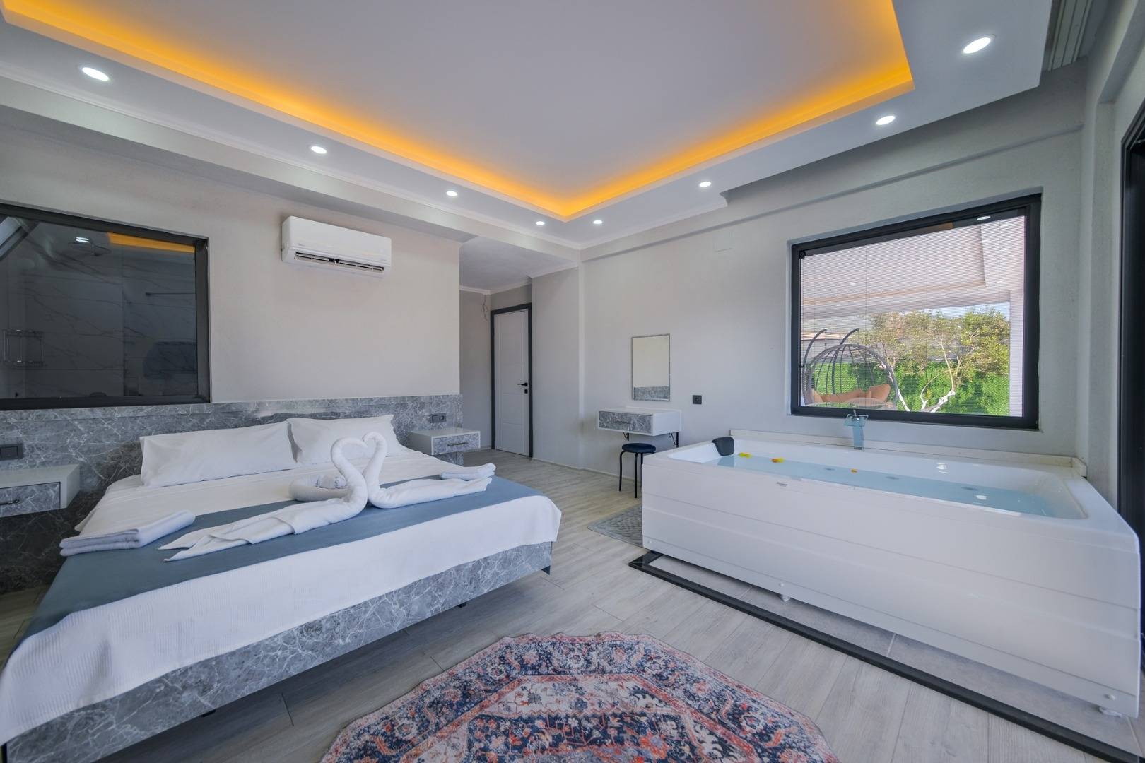 Muğla Karaçulha'da Balayı Çiftlerine Uygun, Özel Havuzlu, Modern Villa