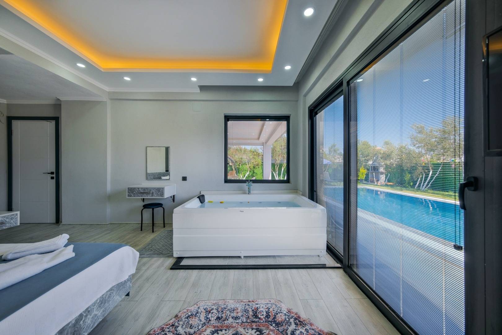 Muğla Karaçulha'da Balayı Çiftlerine Uygun, Özel Havuzlu, Modern Villa
