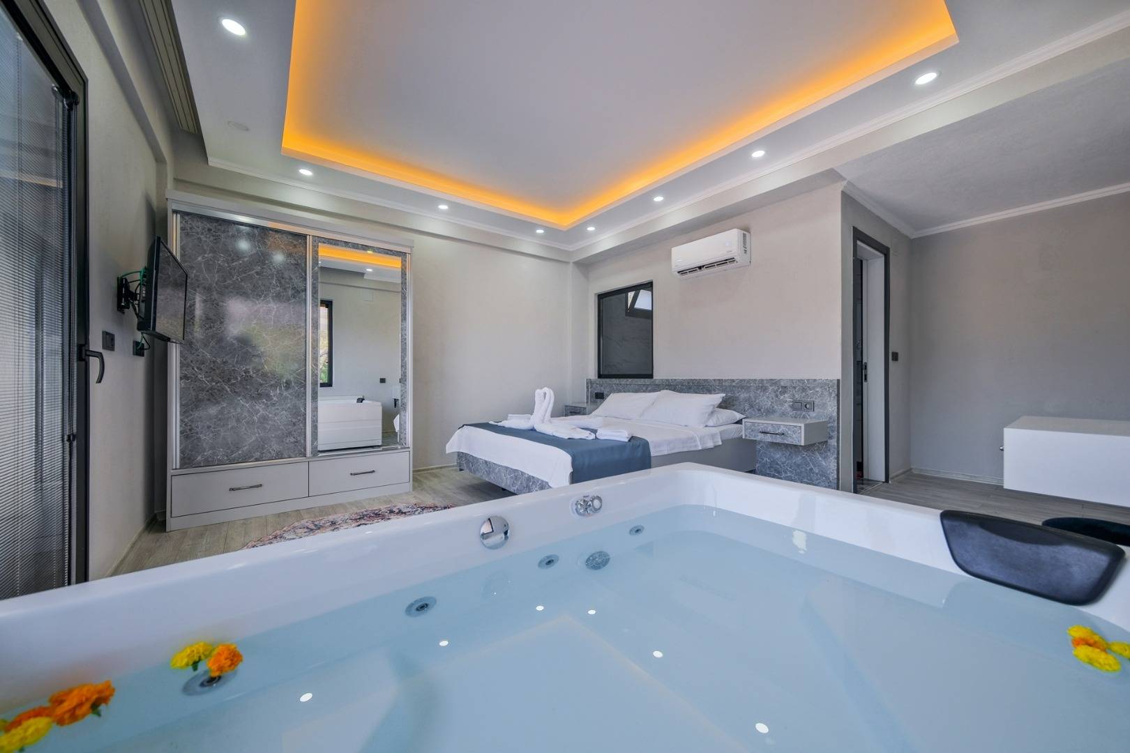 Muğla Karaçulha'da Balayı Çiftlerine Uygun, Özel Havuzlu, Modern Villa