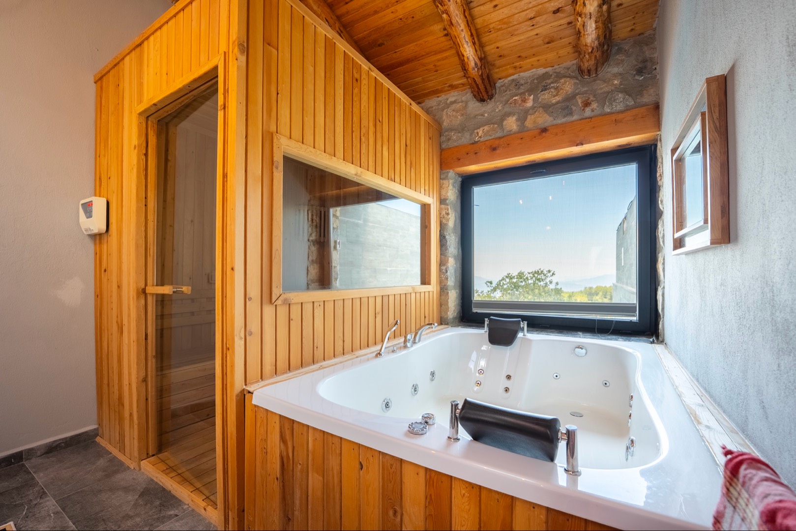 Muğla Yakaköy'de Doğa ile İç İçe, Özel Havuzlu, 3+1 Taş Villa