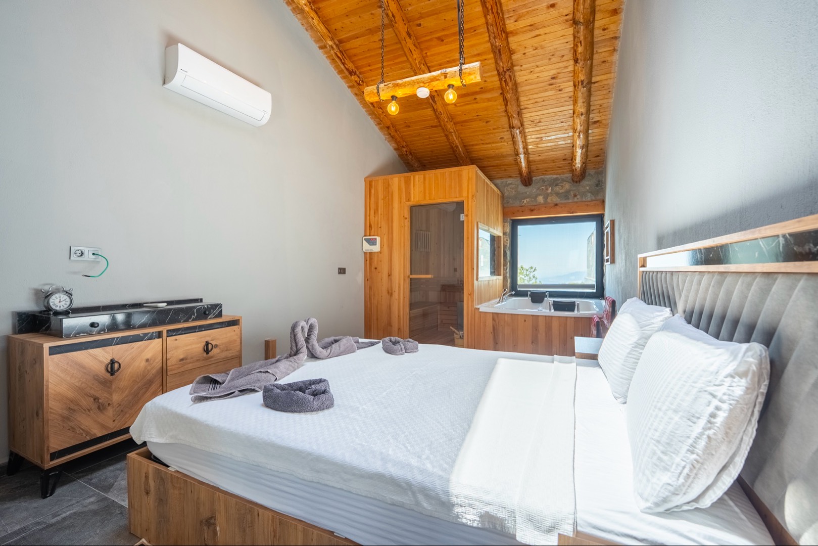 Muğla Yakaköy'de Doğa ile İç İçe, Özel Havuzlu, 3+1 Taş Villa