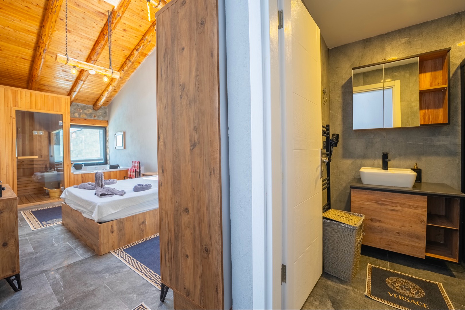 Muğla Yakaköy'de Doğa ile İç İçe, Özel Havuzlu, 3+1 Taş Villa