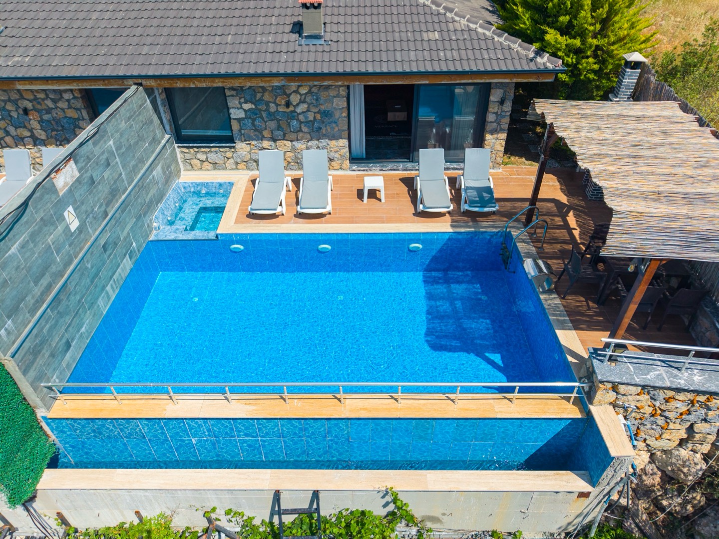 Muğla Yakaköy'de Doğa ile İç İçe, Özel Havuzlu, 3+1 Taş Villa