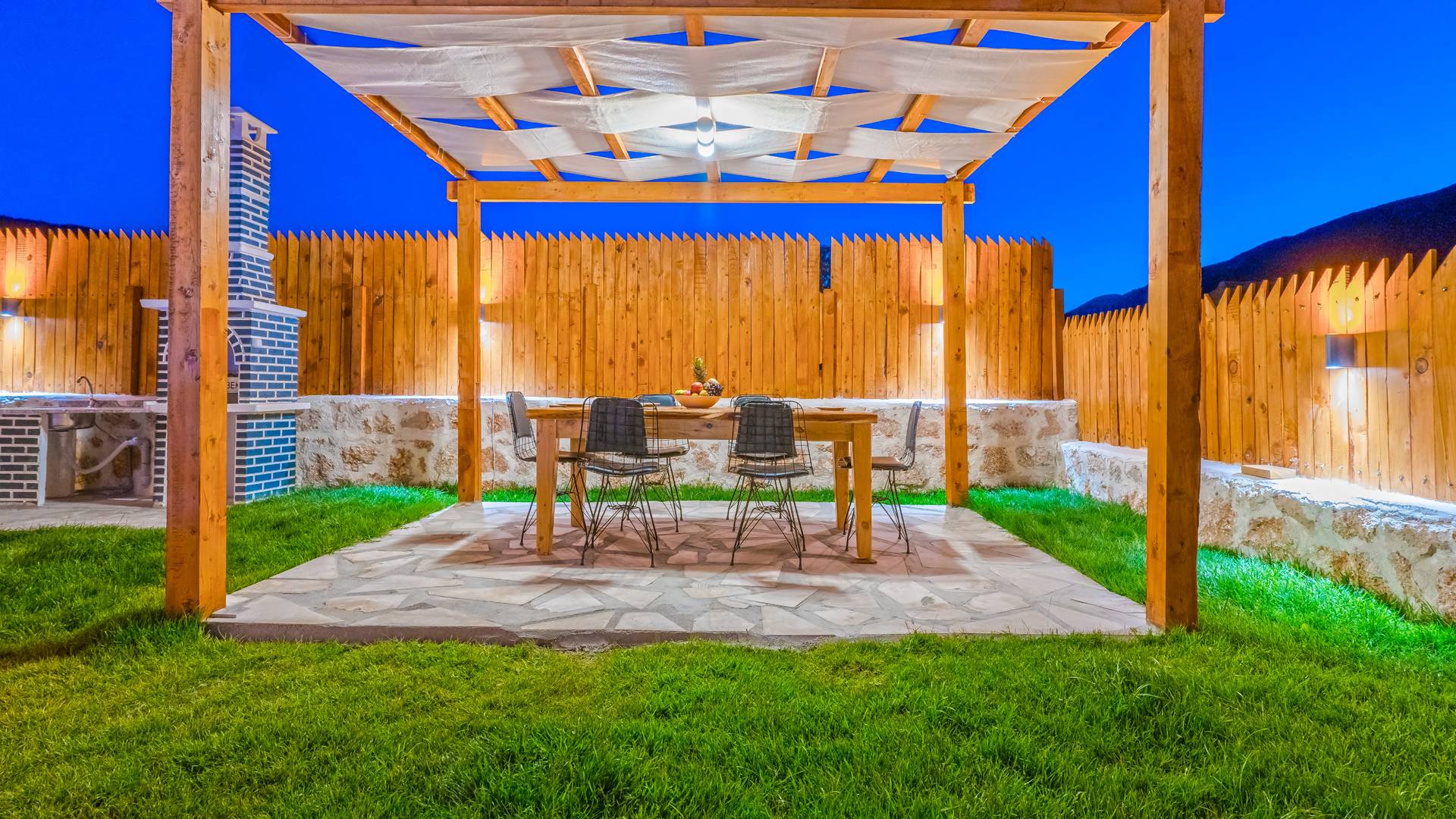Kaş Hacıoğlan'da Geniş Bahçe İçerisinde, Özel Havuzlu, Lüks Taş Villa