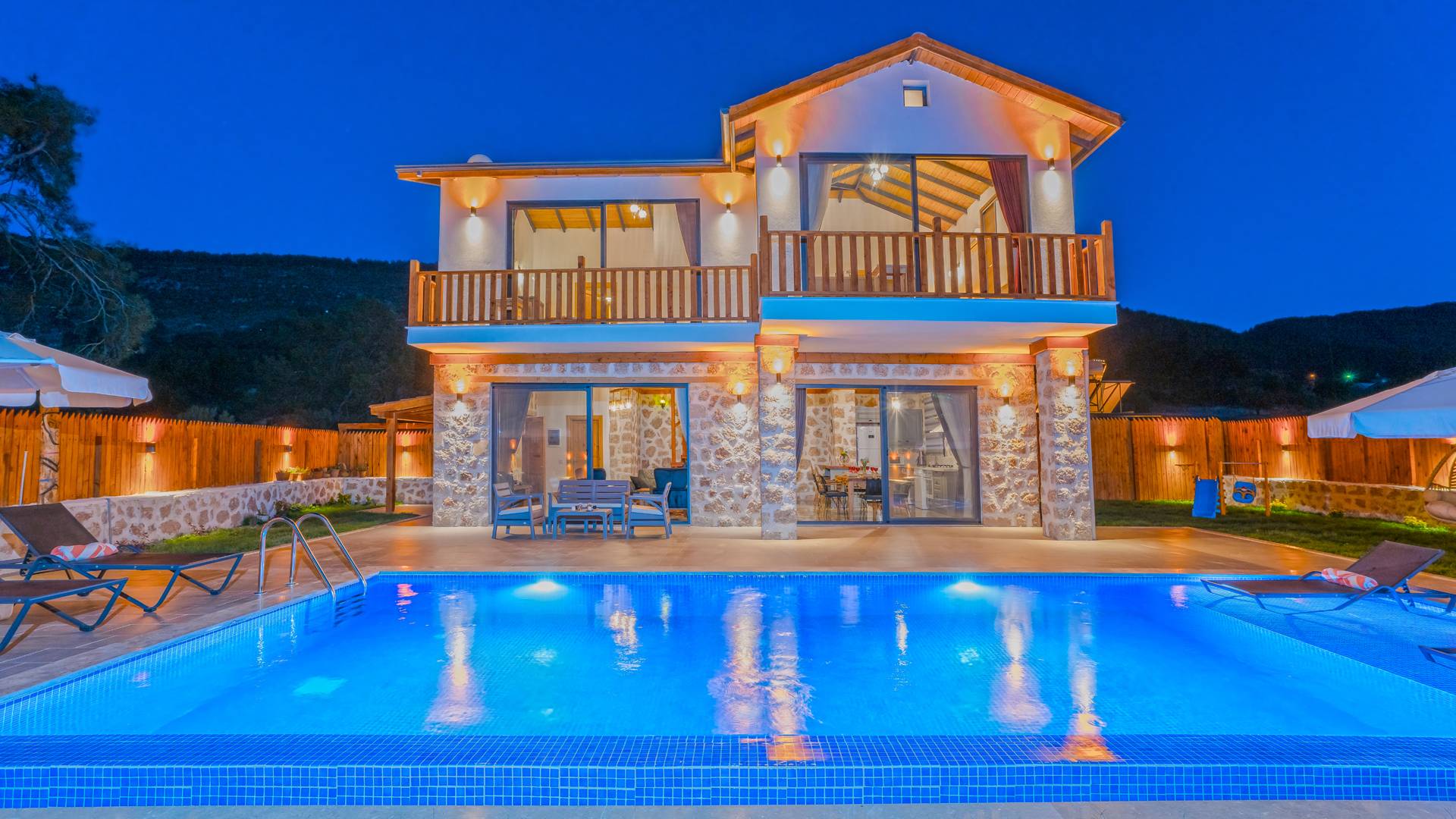 Kaş Hacıoğlan'da Geniş Bahçe İçerisinde, Özel Havuzlu, Lüks Taş Villa