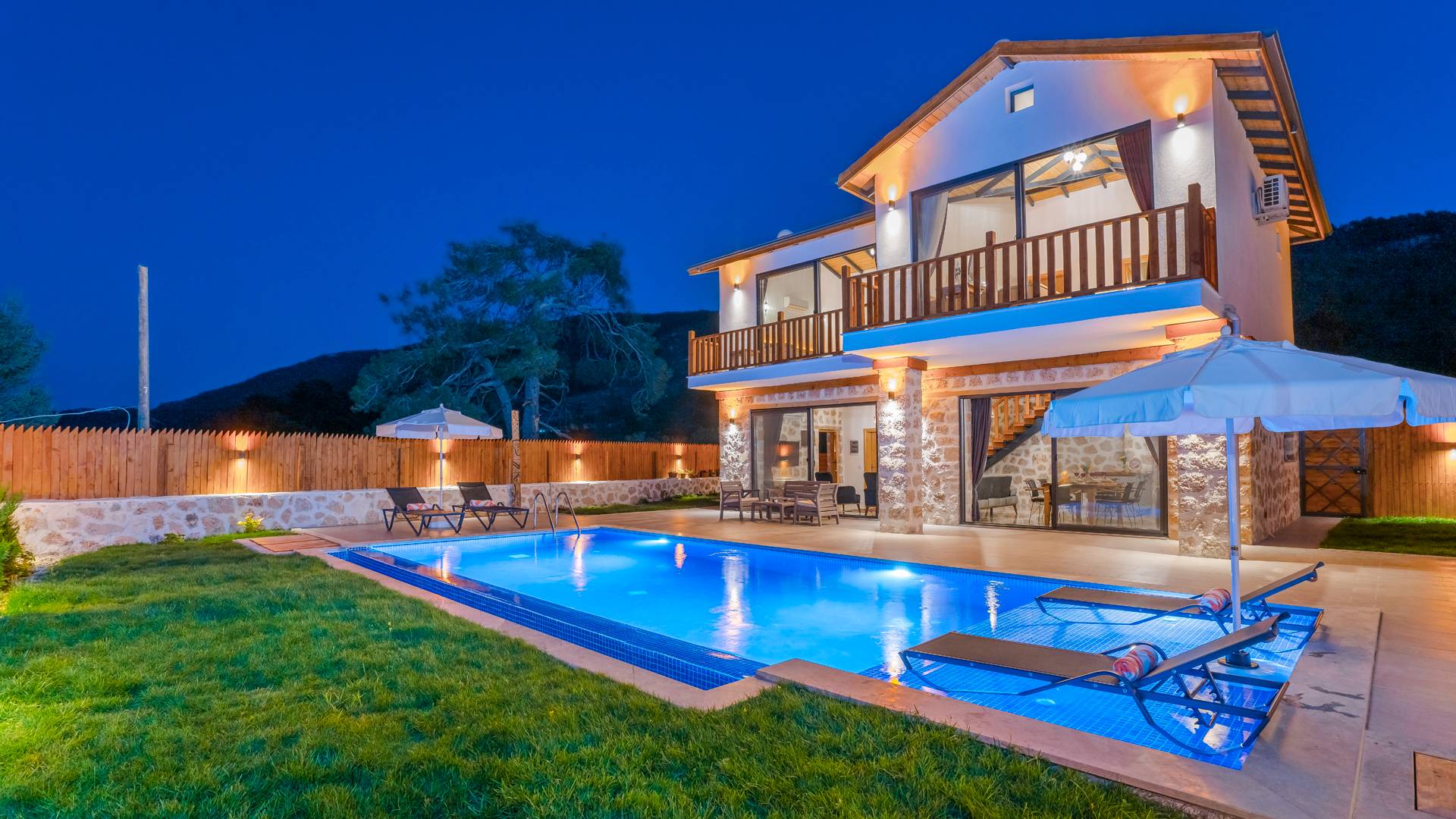Kaş Hacıoğlan'da Geniş Bahçe İçerisinde, Özel Havuzlu, Lüks Taş Villa