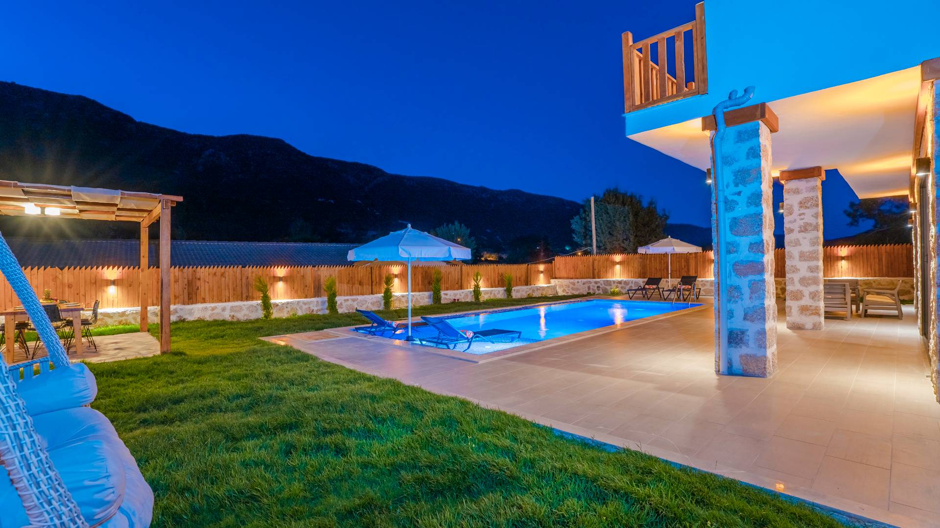 Kaş Hacıoğlan'da Geniş Bahçe İçerisinde, Özel Havuzlu, Lüks Taş Villa